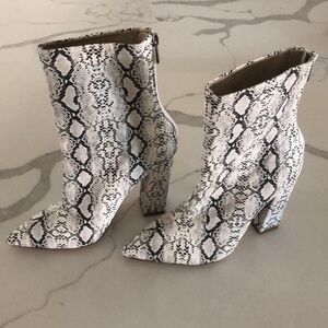 NWOT RAYE xREVOLVE Black and White Snake Skin Boots with Stacked Heel Size 6